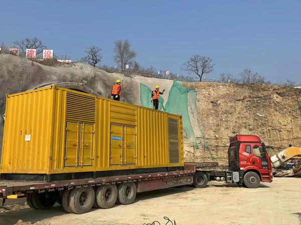 南漳发电机租赁如何根据测试结果判断机油泵的工作状态是否正常？